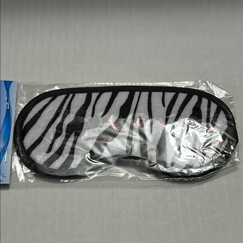 🆕 Sassy+Chic Zebra Eye Mask and Brush Set - Picture 3 of 7